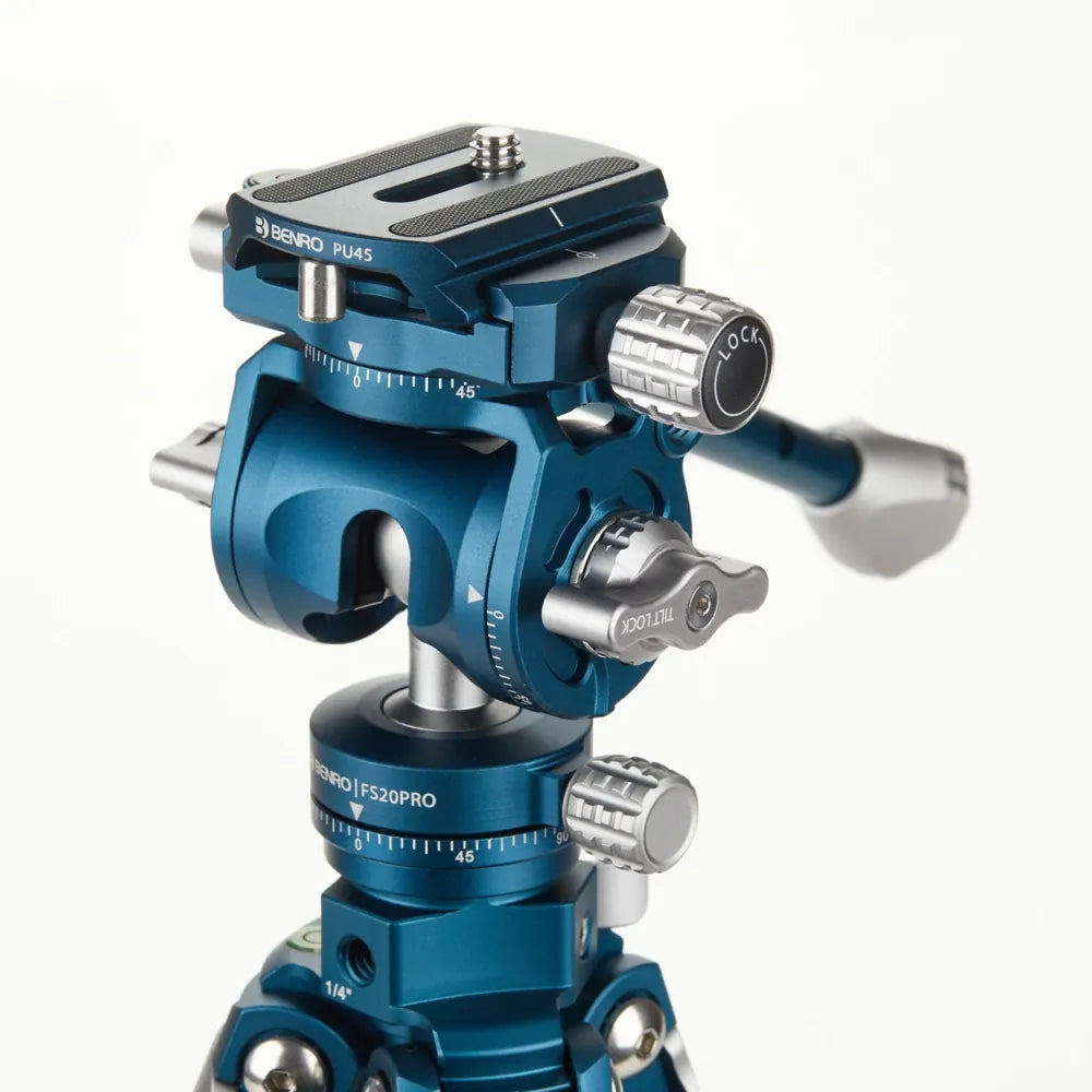Close view of the Benro FS20PRO hybrid head, controls and quick-release plate